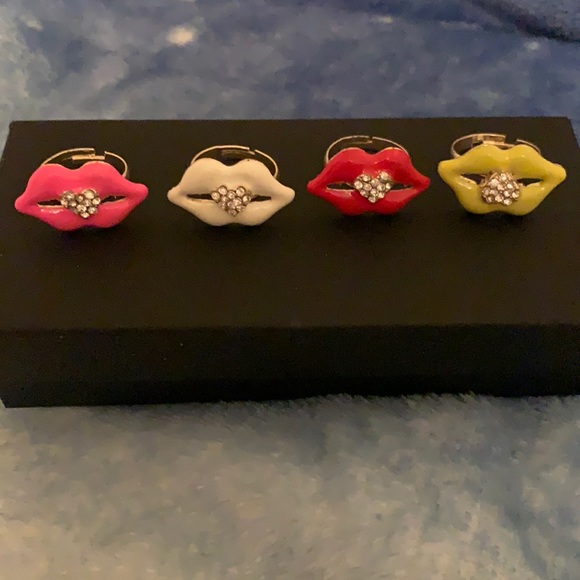 NEW 👄 4 Adorable Matching Kissable Bling Lips Pendant Rings gold, adjustable - Picture 2 of 5